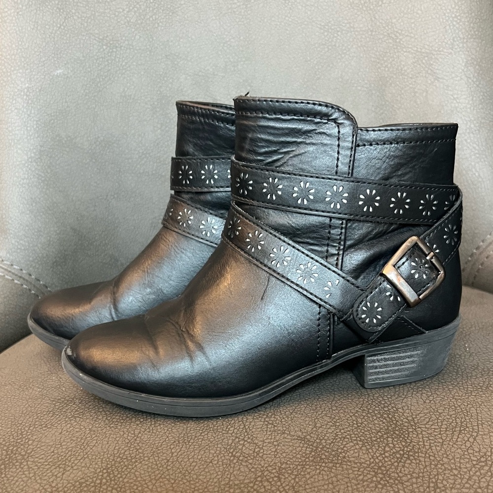 Girls size 2 black boots